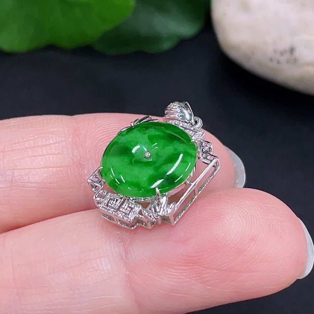 Jadeite inlaid pendant by HUILIU HQ featuring a delicate jade gemstone set in 18K gold, weight approximately 1.6g.