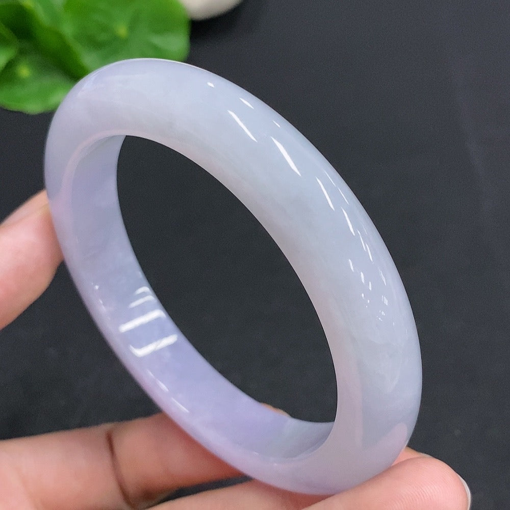Jadeite round bracelet by HUILIU HQ, 61.5g weight, size 58, featuring smooth green jade beads on a jewelry display.