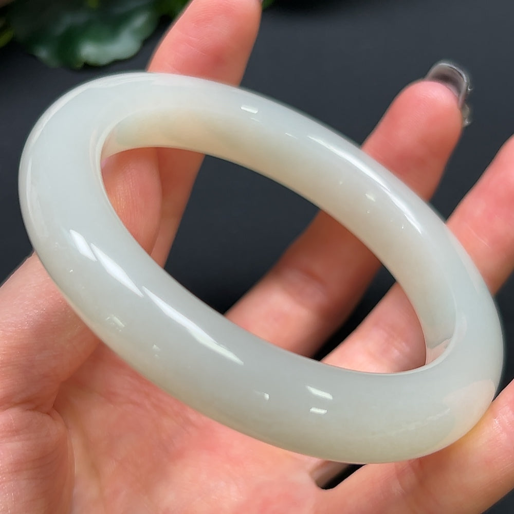 HKHQ Hetian Jade round bracelet with 58.9mm diameter and 67.83g weight, featuring smooth, polished jade beads.