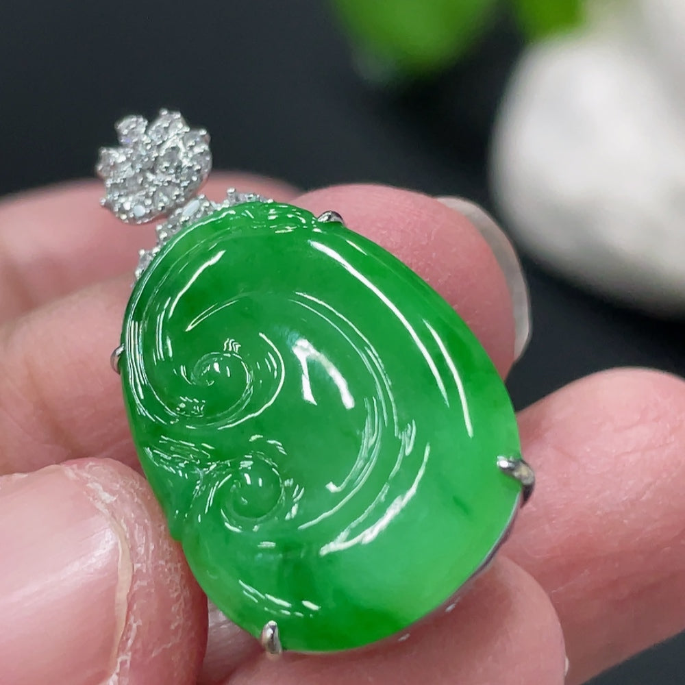 Jadeite Ruyi Inlaid Pendant 18k Gold Set with Diamonds Total Weight Approx. 3.44g