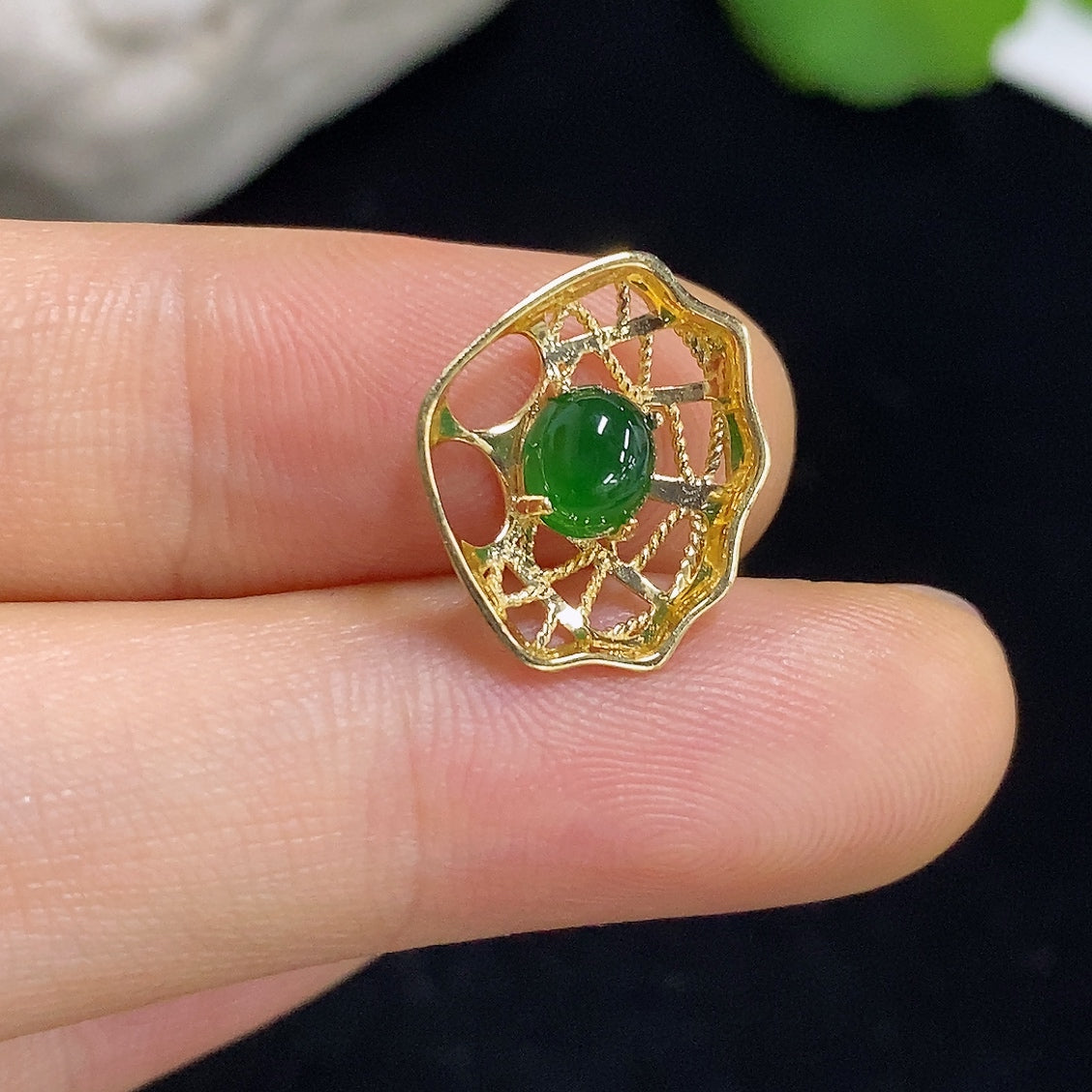 Jadeite inlaid pendant 18K