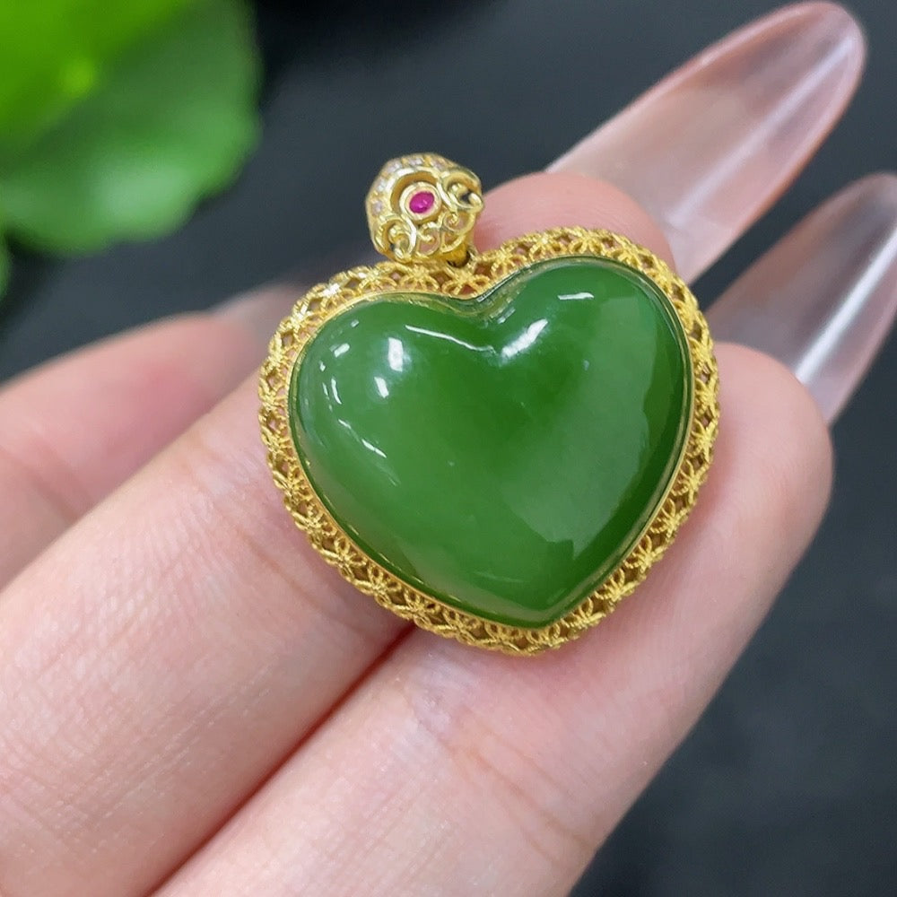 Hetian jade pendant inlaid with gold, heart-shaped design, crafted by HUILIU HQ, weighing approximately 3.8 grams.