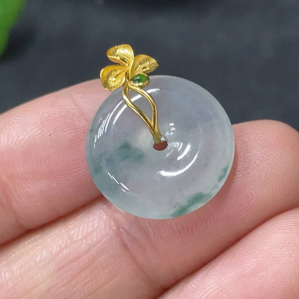 Jadeite Peace Knot pendant with 18k gold clasp, handcrafted jade jewelry from HUILIU HQ, weight approx. 2.74g.