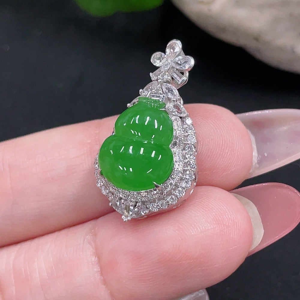 Jadeite gourd pendant inlaid with round diamonds on each side, 18k gold setting, HUILIU HQ jewelry, weighs approximately 4.07g