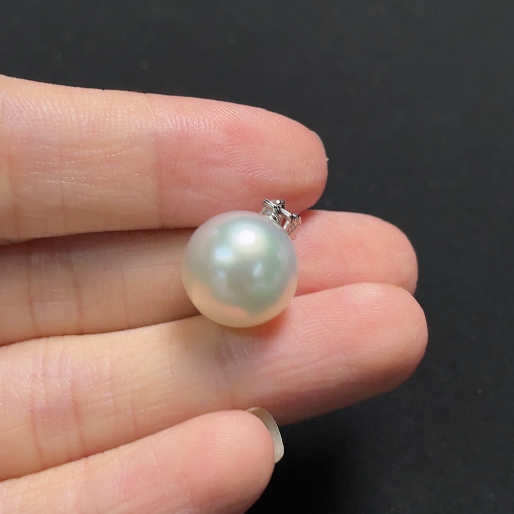 Saltwater pearl pendant with diamond accents on 18K gold necklace, elegant jewelry piece featuring a lustrous pearl and sparkling diamonds.