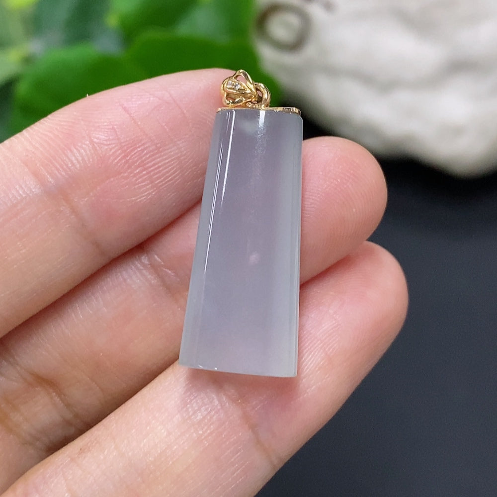 Jadeite plain pendant with 18K gold clasp, smooth green jade stone, and a secure gold clasp, weighs approximately 4.4g.