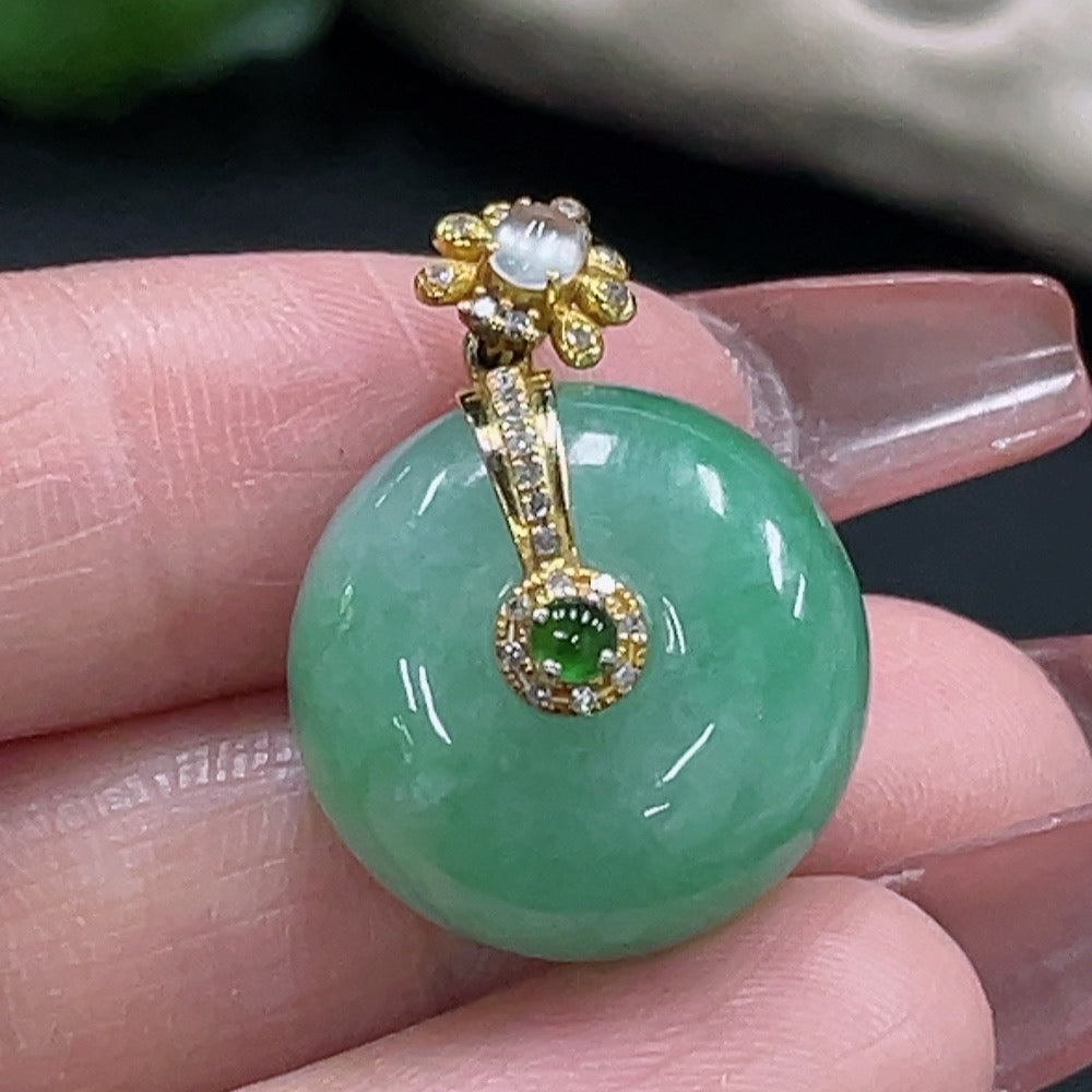 Colgante botón de jadeíta Paz con oro de 18K y acentos de diamantes, peso total aproximadamente 8.99g
