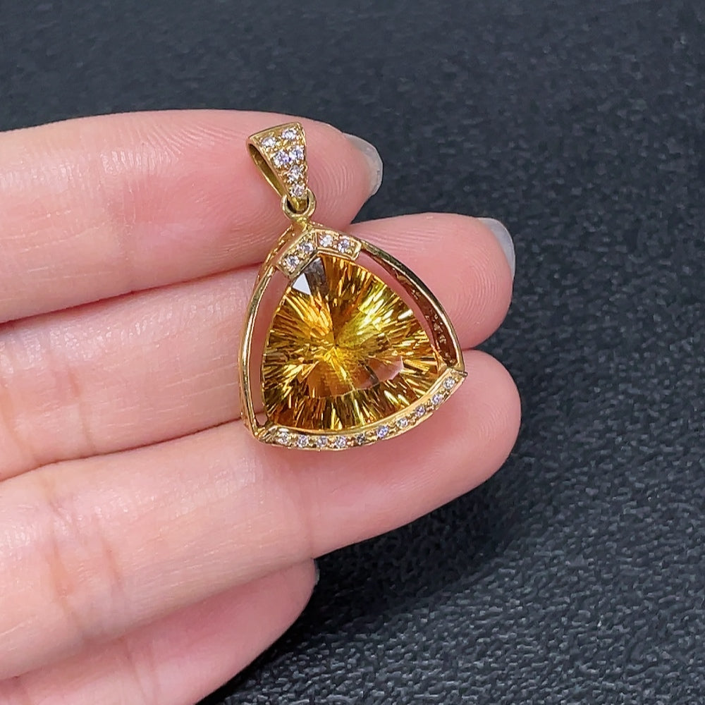 HKHQ gemstone crystal pendant in 18K gold, weighing approximately 6.42 grams, featuring a sparkling gemstone centerpiece.