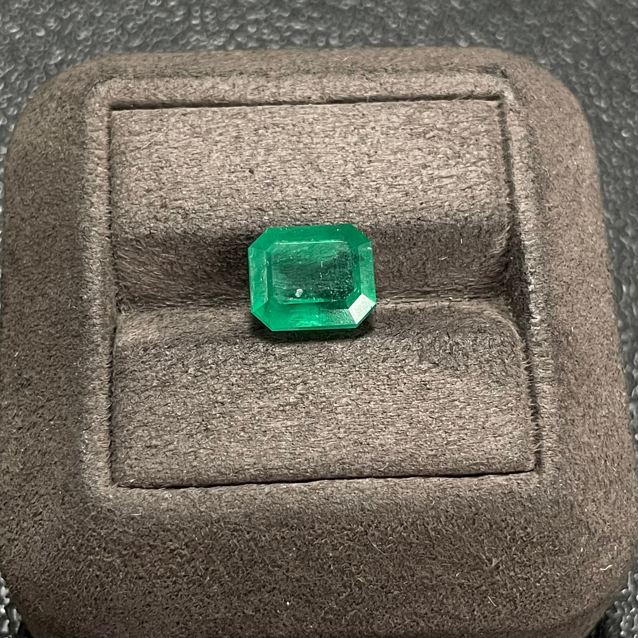 Emerald Rough Stone Clarity Enhanced Total Weight Approx. 4.20ct GILD Certificate: Minor Oil Zambia Origin Vivid Green 4.20ct