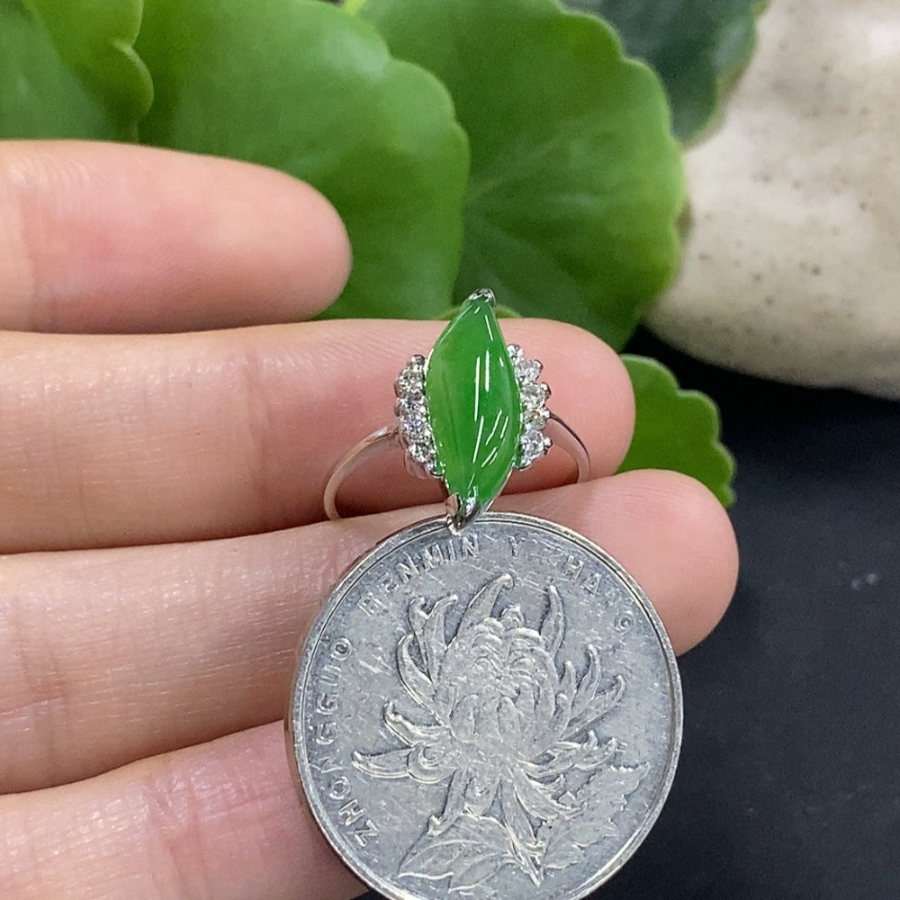 Jadeite inlaid ring with 58% gold and diamond accents, size 10, total weight approximately 2.5g