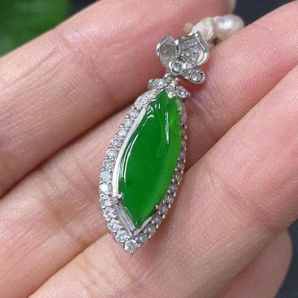 Jadeite inlay pendant with 18K gold accents, featuring a freeform jade piece on a non-grade A chain, weight approx. 12.1g.