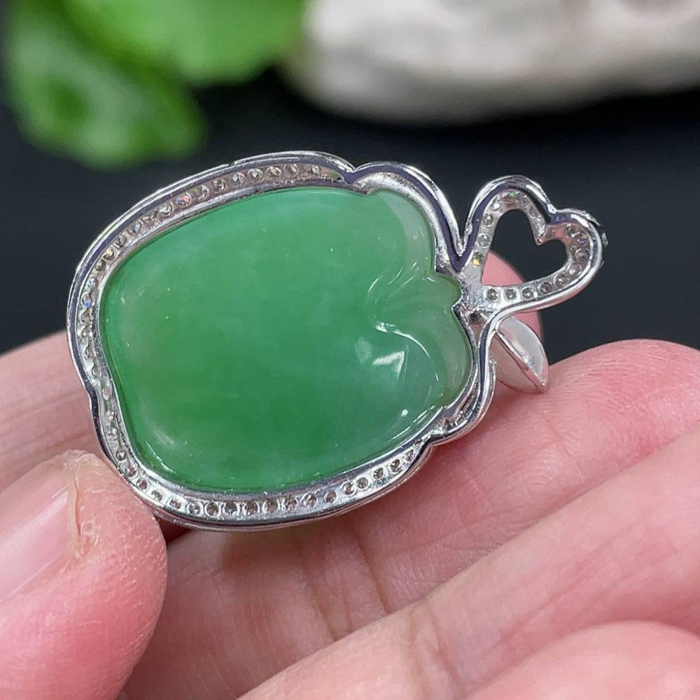 Huiliu jadeite apple pendant set with diamond accents, featuring a polished jadeite apple-shaped charm and sparkling diamond details.