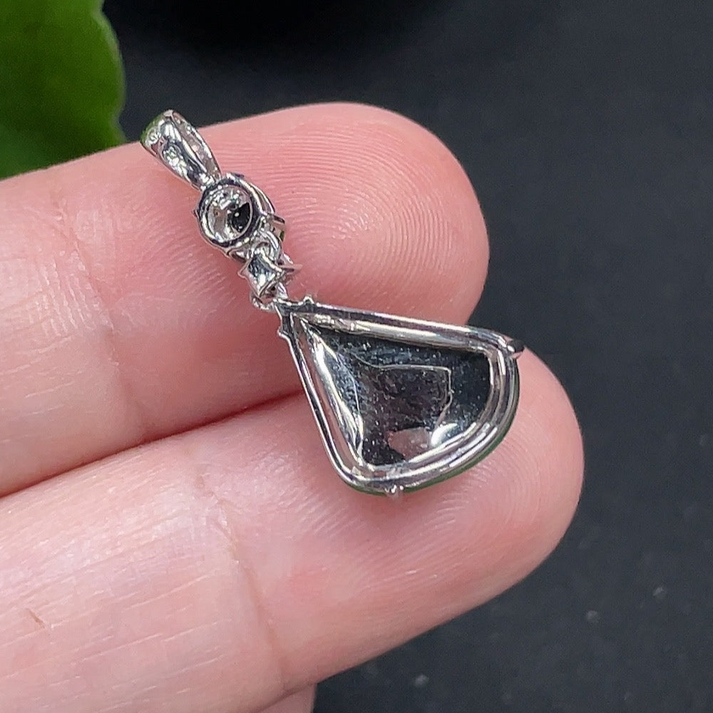 Jadeite Pendant with 18K Gold Setting, Total Weight Approx. 1.8g