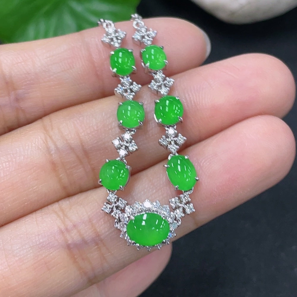 HKHQ jadeite inlaid bracelet with 18k gold, showcasing intricate jade design, weighs approximately 5.76g.