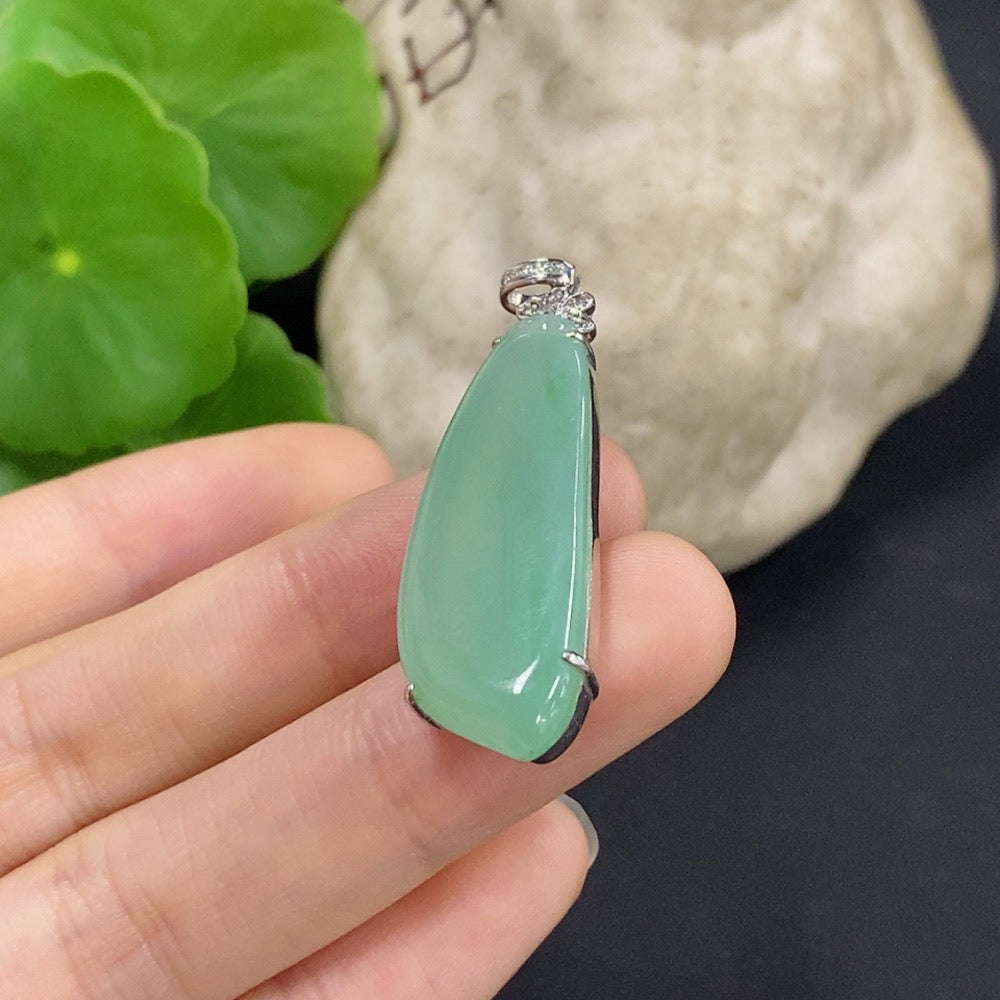 Jadeite Blessing Melon Pendant with 18K Gold and Diamond Accents, Total Weight Approx. 6.1g