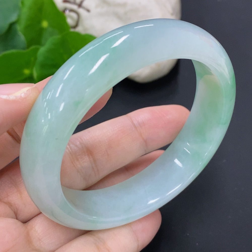 Elegant jadeite round bangle from HKHQ featuring smooth, polished jade with a classic circular design.