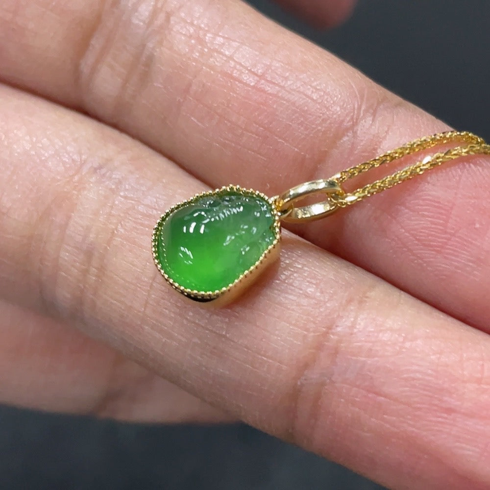Jadeite Gourd Inlaid Pendant with 18K Gold Inlaid Main Body and Chain, Total Weight Approximately 2.4g