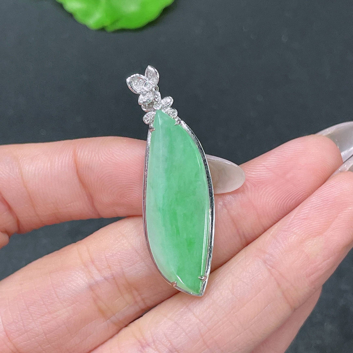 HUILIU HQ jadeite pendant Fu Gua set with diamonds, featuring a polished jade jadeite pendant and decorative diamond accents.