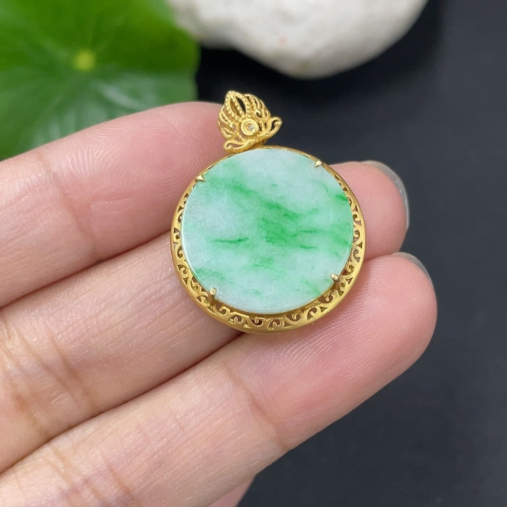 Collar con colgante liso de jadeíta con oro de 18K y acentos de diamantes, peso total aproximado 2.13g