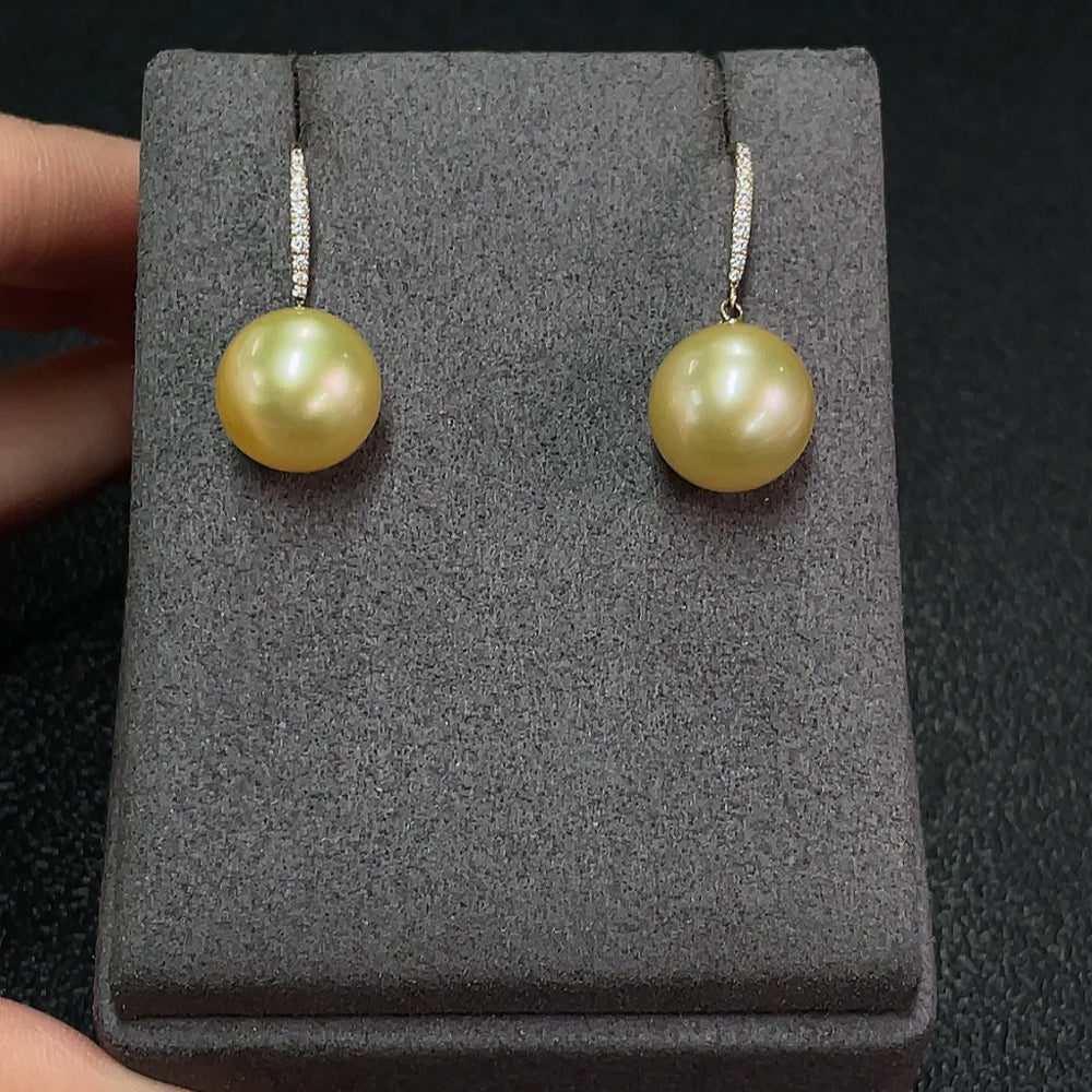 Seawater Pearl Earrings, Color Origin Undetermined, Gold Content Au58%, Total Weight Approx. 5.38g, Size About 11.6mm