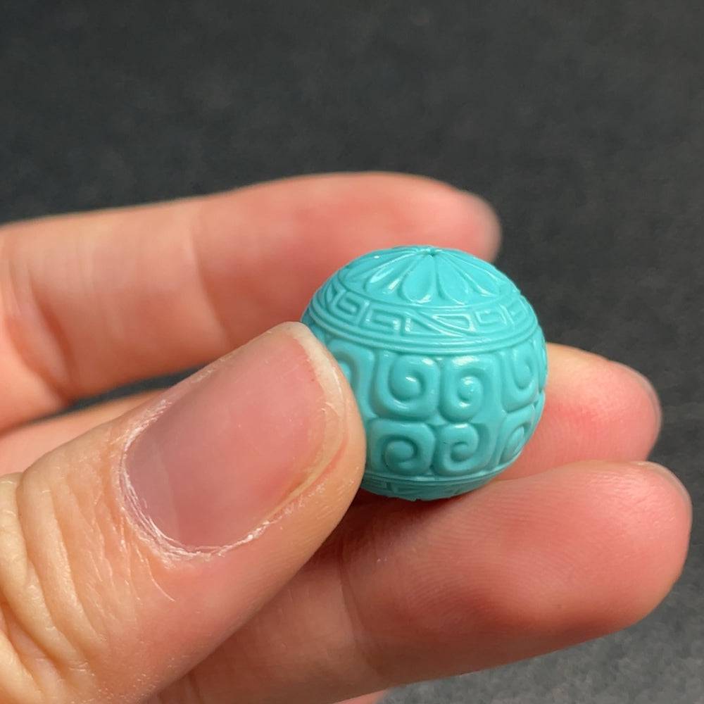 Huiliu certified turquoise gemstone pendant, 18.5mm, featuring a vibrant blue-green color and polished surface.