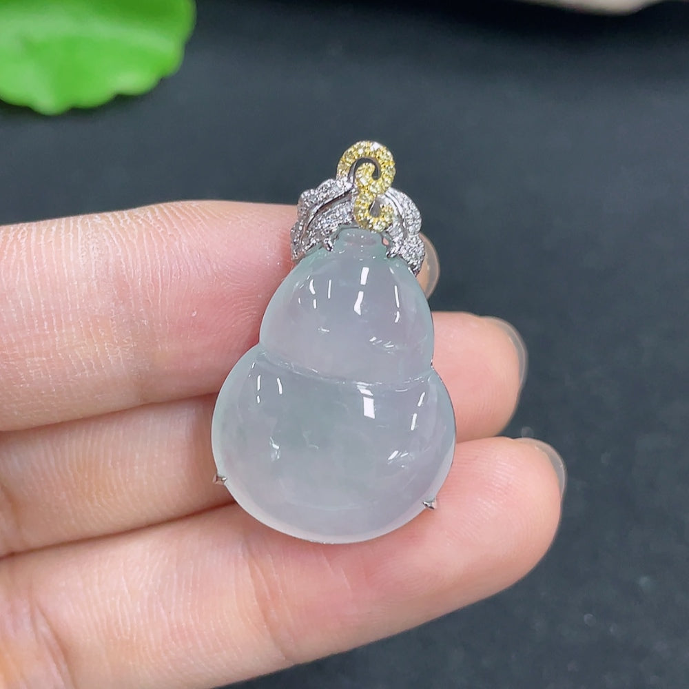 Jadeite gourd inlaid pendant 18K Gold with diamonds (colorless)