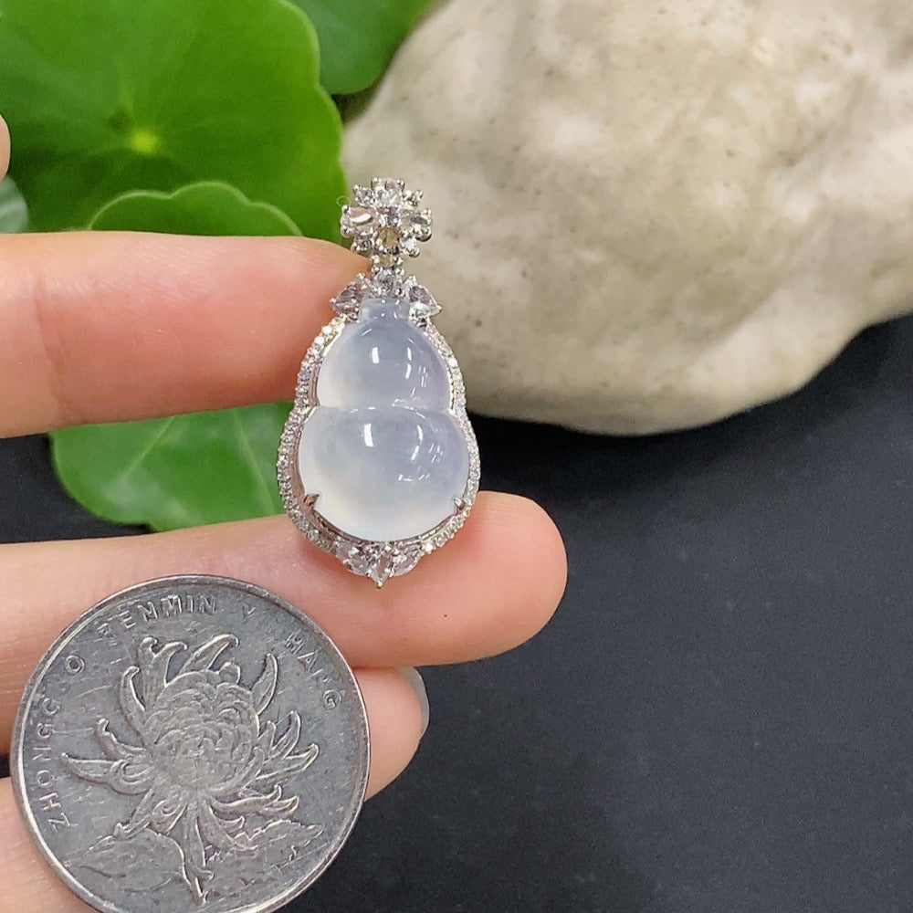 Jadeite Pendant Gourd 18K Gold Inlaid with Diamonds Only Minimum Total Weight Approx. 3.86g