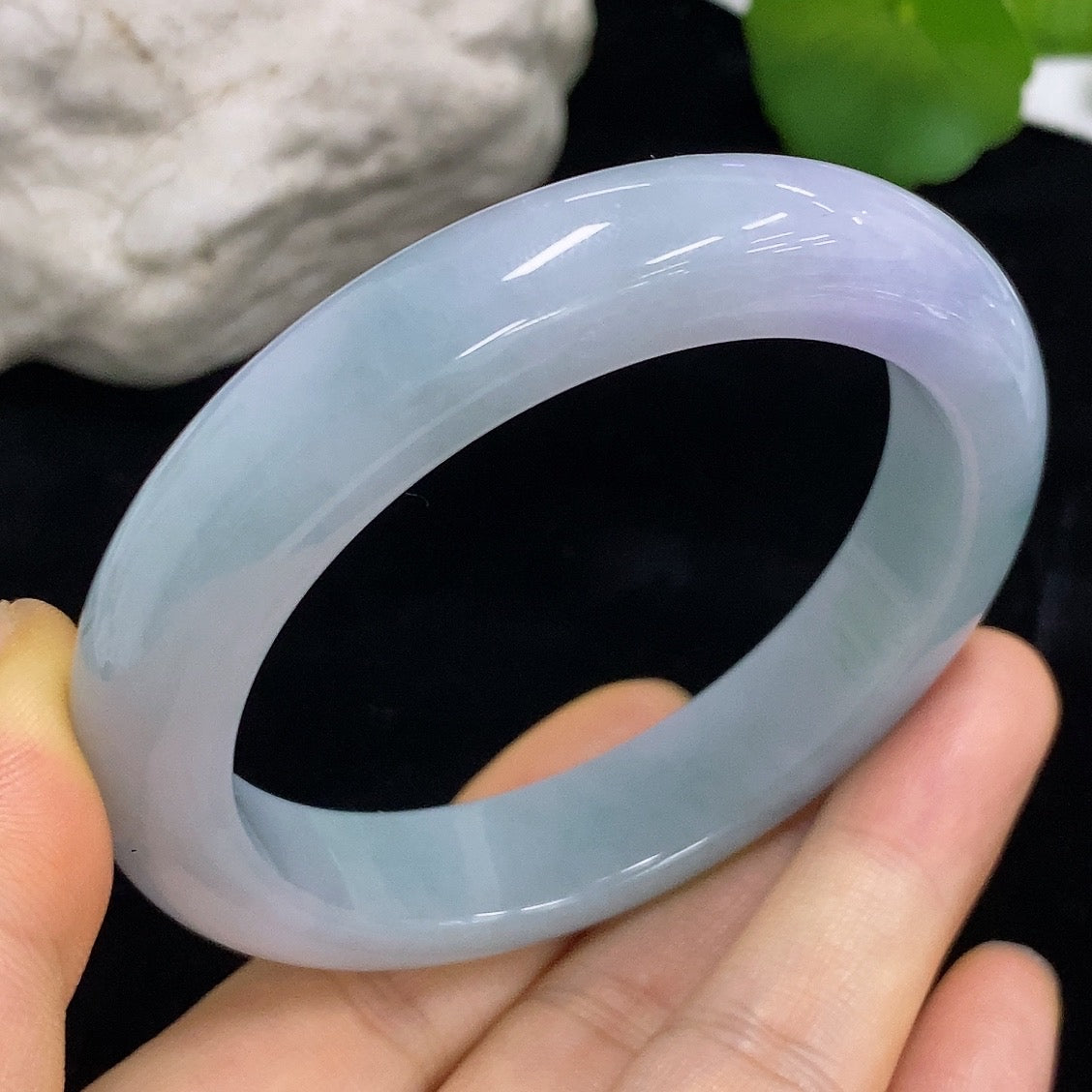 HKHQ jadeite round bracelet size 56 with a total weight of 61.72g, featuring smooth, polished jadeite beads on a flexible elastic cord.