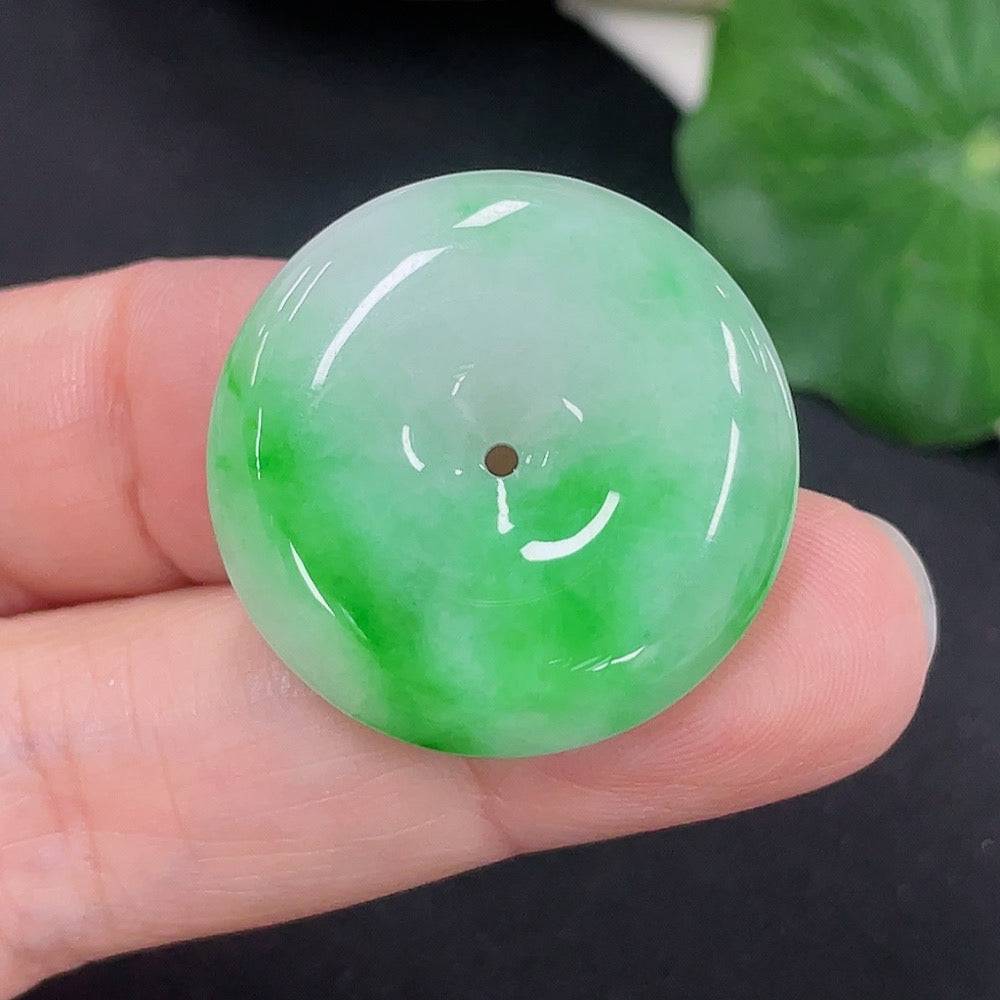 HUILIU HQ jadeite Peace Knot pendant showcasing a smooth, polished jade piece with intricate knot design, weighs approximately 8.1g