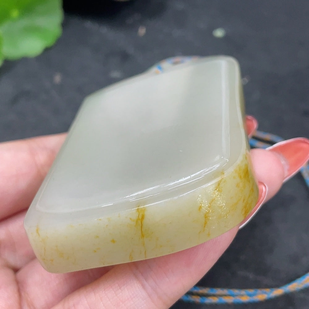 和田玉籽料吊墜,素面吊墜,皮色形成未定,總重(含繩)約122.5克