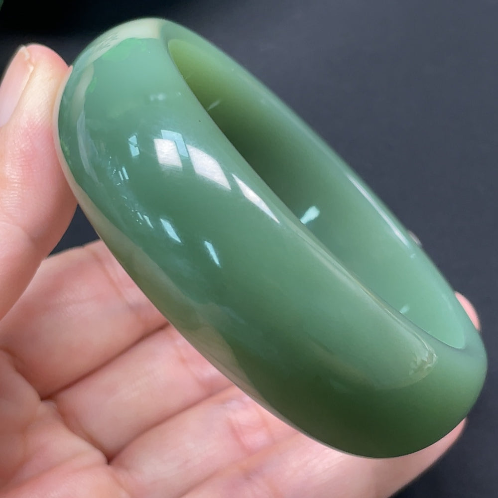 HKHQ Hetian jade round bracelet with 57.7mm diameter and 80.66g weight, featuring smooth, polished jade beads.