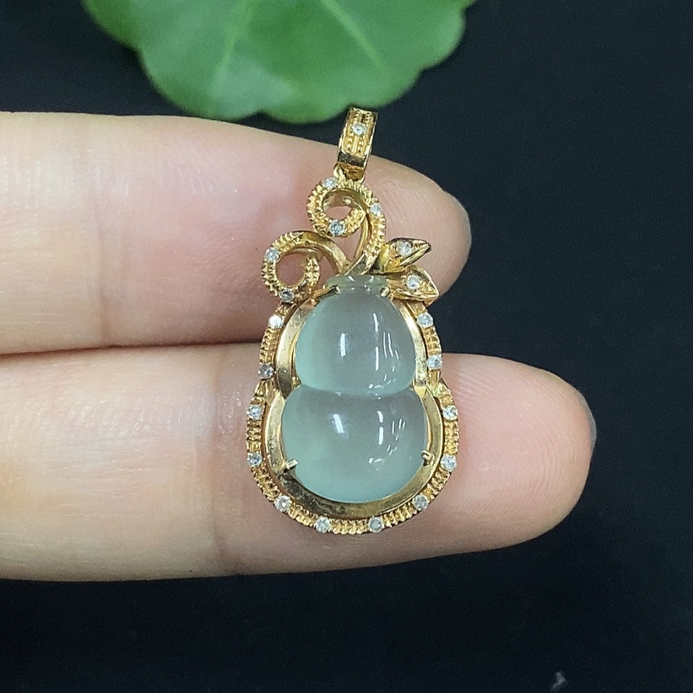 Jadeite Gourd Inlaid Pendant AU71% with Diamond Accents