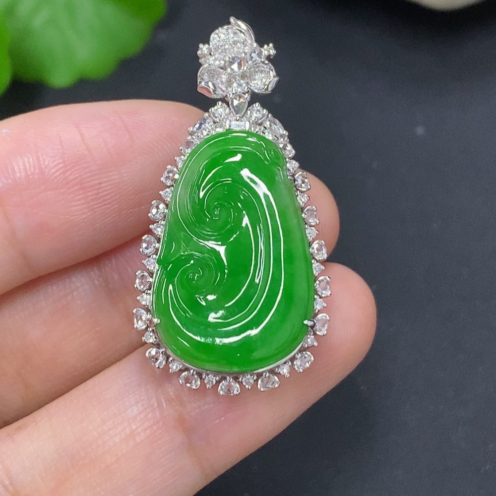 Jadeite Ruyi Pendant in 18K Gold (with Diamond Accents)
