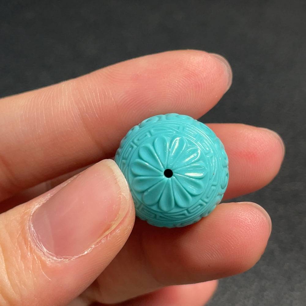 Huiliu certified turquoise gemstone pendant, 18.5mm size, featuring vibrant blue-green hues and polished surface.
