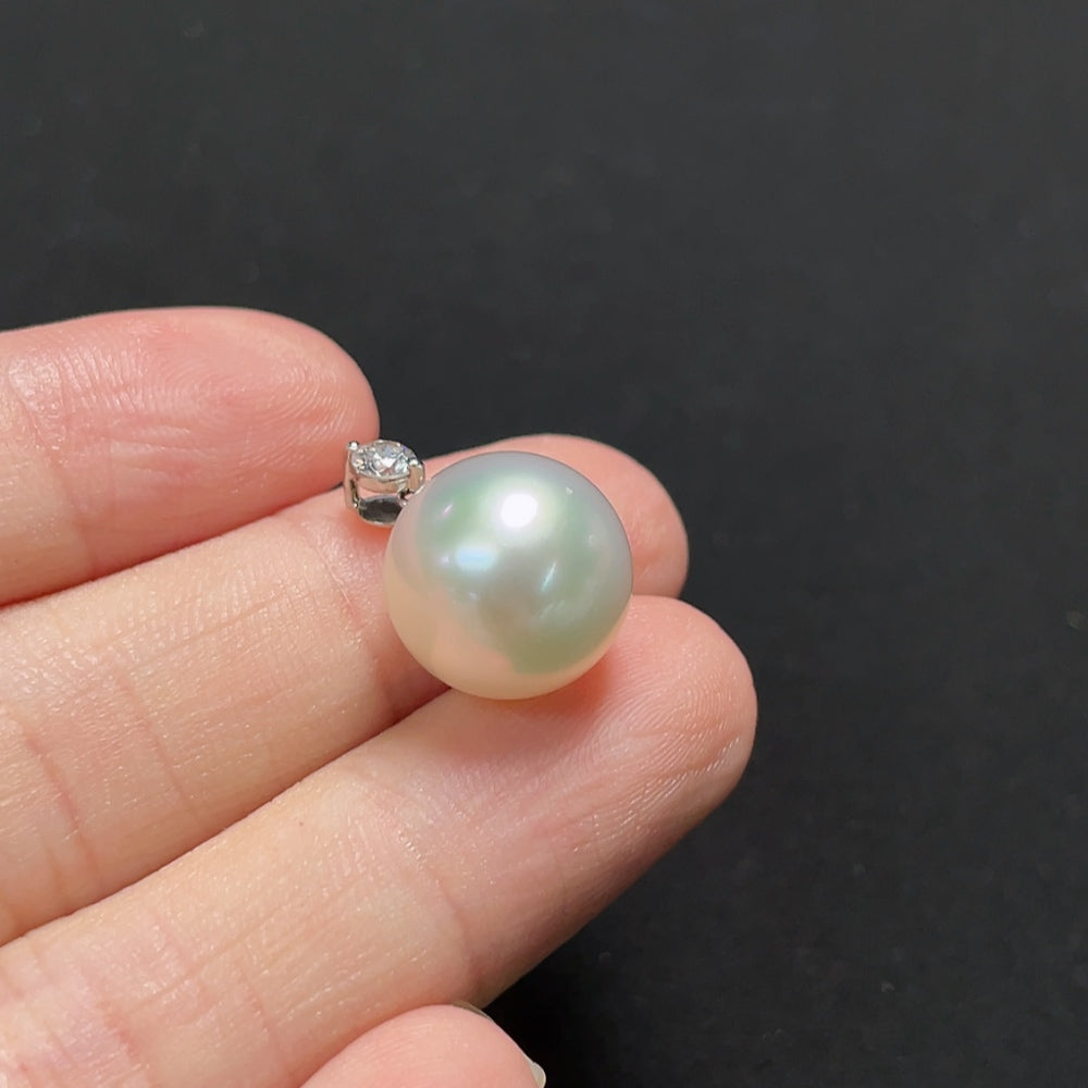 Saltwater pearl pendant necklace with diamond accents in 18K gold, featuring a delicate and elegant design.