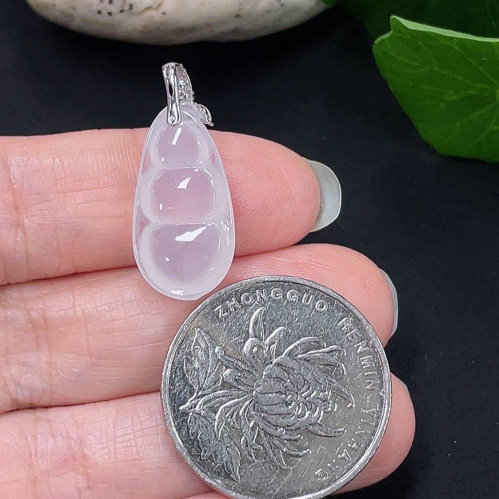Huiliu HQ Jadeite leaf pendant with non-diamond accents, showcasing a smooth green jade teardrop-shaped jewelry piece.