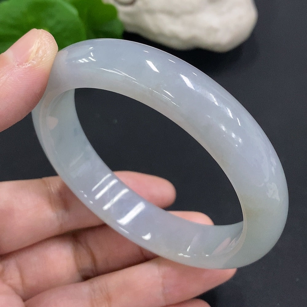 Huiliu HQ jadeite round bangle showcasing smooth, polished jadeite with a natural green hue, crafted as a stylish jewelry accessory.