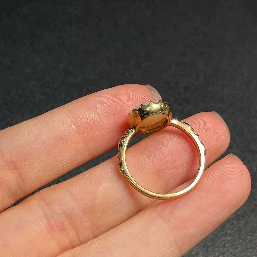 Huiliu gold opal ring with 37% content, featuring a vibrant gemstone set in a polished gold band.