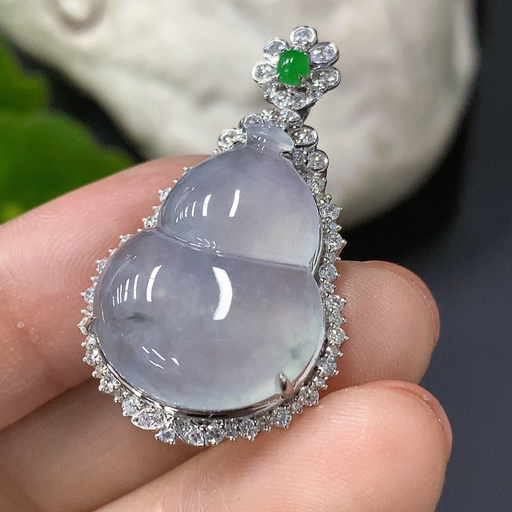 Jadeite Gourd Pendant with 18K Gold Inlay, Total Weight Approx. 4.9g