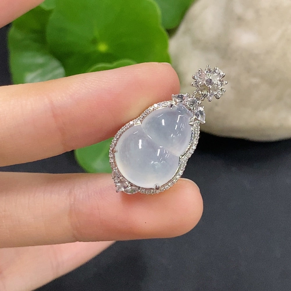 Jadeite Pendant Gourd 18K Gold Inlaid with Diamonds Only Minimum Total Weight Approx. 3.86g