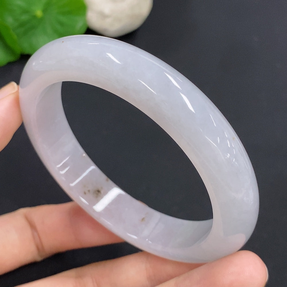 HKHQ jadeite round bangle in size 57.7 with a smooth, glossy finish and a weight of 61g, showcasing elegant craftsmanship.