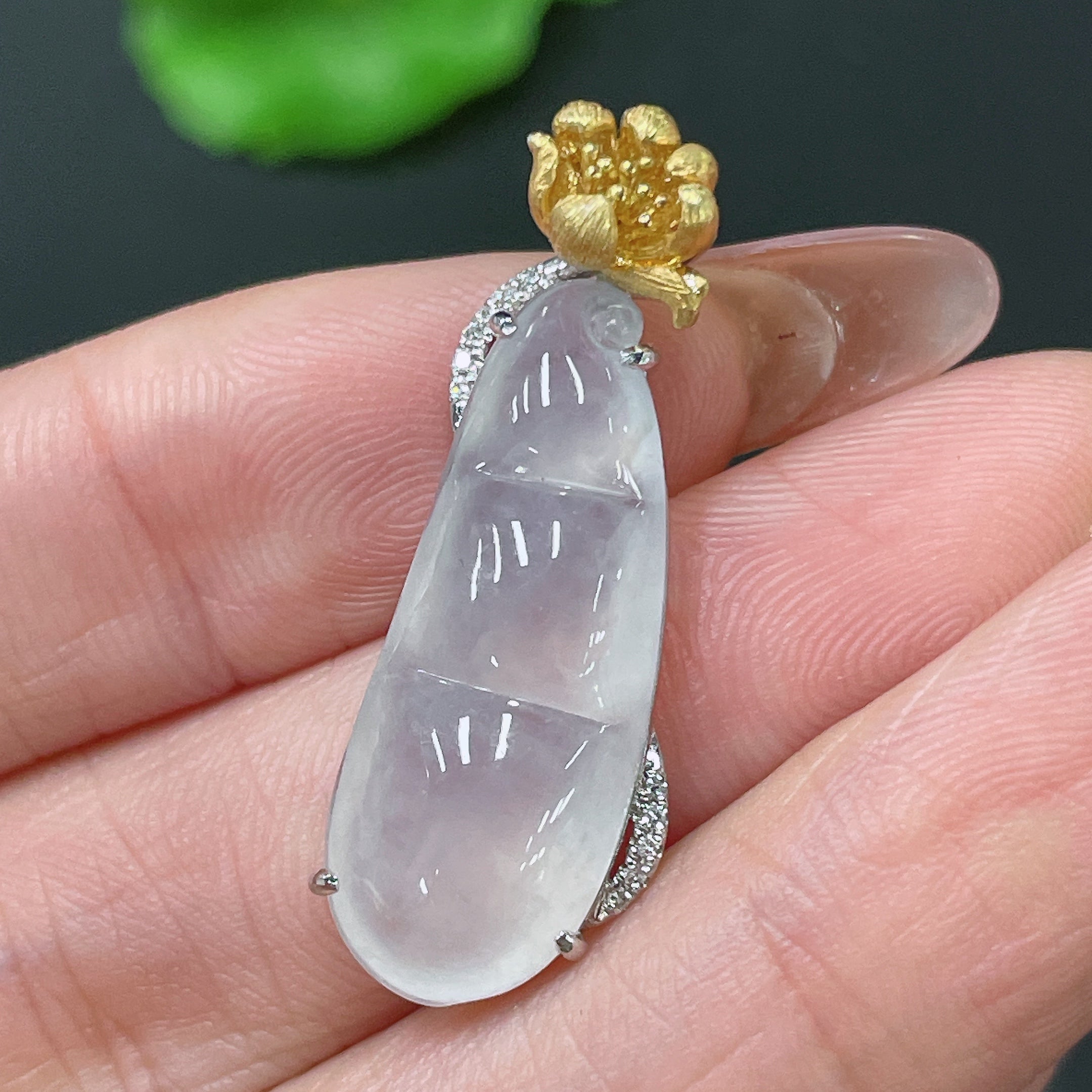 Jadeite Pendant Bean 18k Gold Inlaid with Diamonds Total Weight Approx. 4.34g