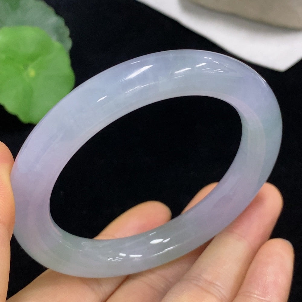 Huiliu Jadeite round bangle featuring smooth green jade with a polished finish, showcasing elegant jewelry craftsmanship.