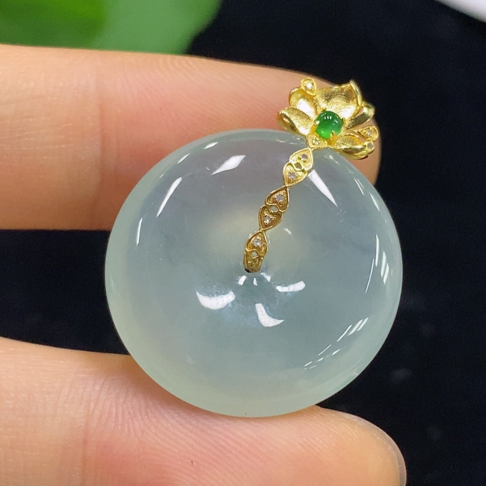 Huiliu HQ jadeite Peace Knot pendant, non-diamond jade jewelry with intricate carved design, showcased against a neutral background.