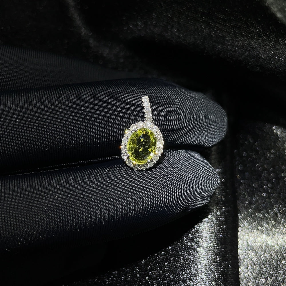 HKHQ 18K sapphire pendant featuring colorful gemstone with a total weight of 1.03g, showcasing fine jewelry craftsmanship.