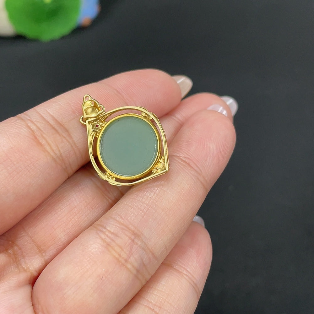 Hetian Jade Jasper Inlaid Pendant, 18k Gold, Total Weight Approximately 5.2g