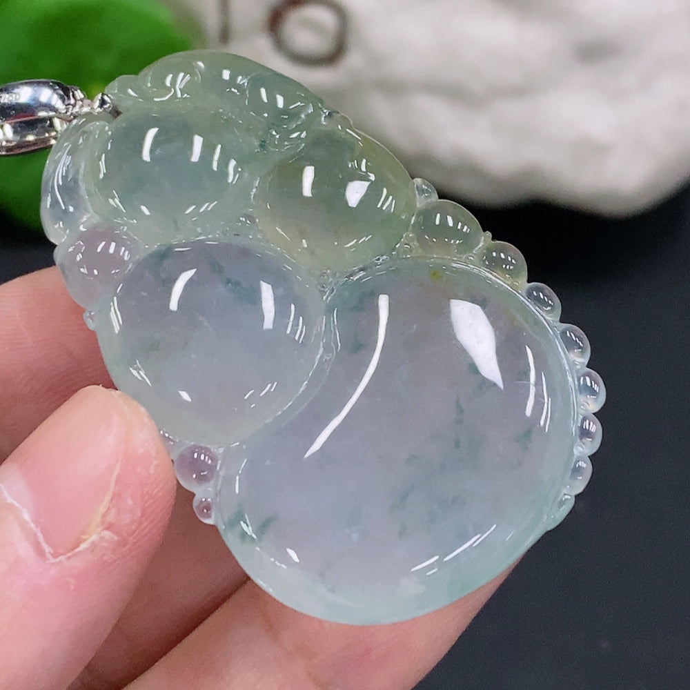 Jadeite Gourd Pendant with 18K Gold Clasp, Total Weight Approximately 26.3g