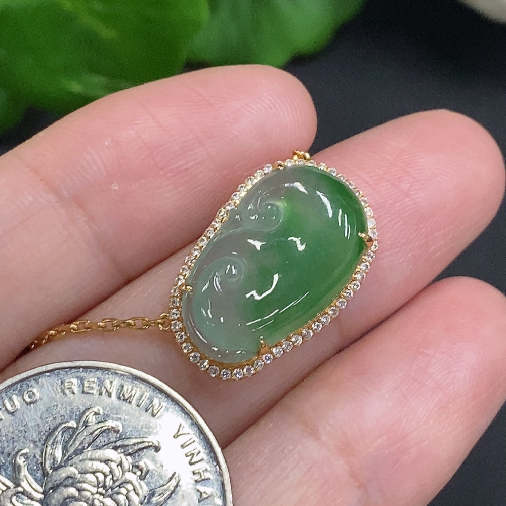 Colgante Ruyi de jadeíta incrustado en oro 18k peso total aprox. 5.2g (con acentos de diamante)