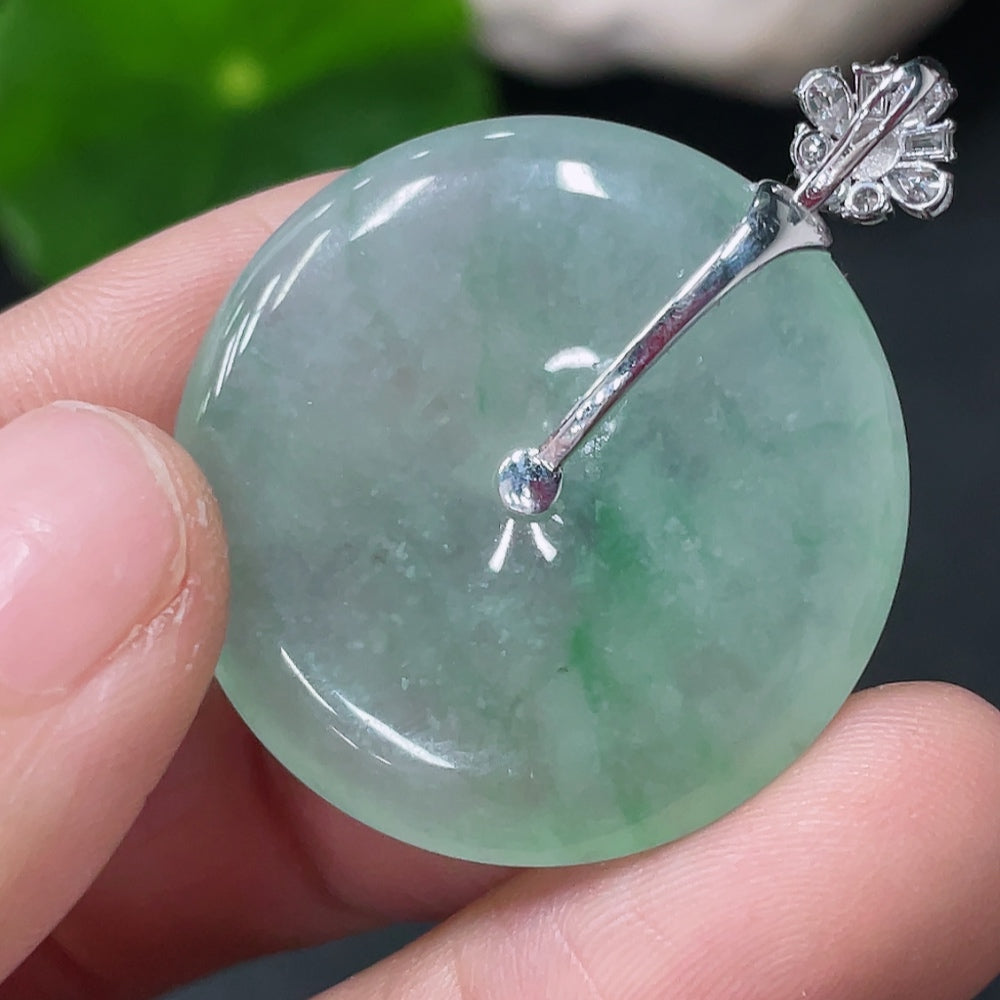 Jadeite Peace Knot Pendant, Total Weight Approx. 8.5g, 18K Gold Clasp, Non-Diamond