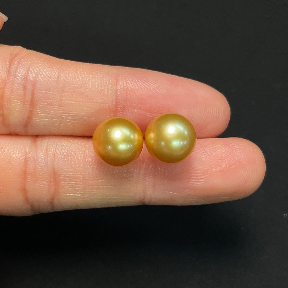Saltwater Pearl Earrings Set in 18K Gold, Color Origin Undetermined